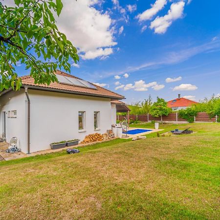 Vila Sara S Bazenem A Infrasaunou Na Kraji Prahy Zbuzany Exterior foto